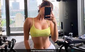 The sporty mirror selfie Tara Sutaria posted looks a lot like our next gym outing