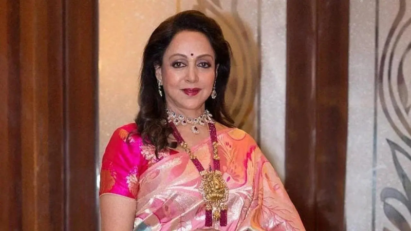 Hema Malini is asked if she will do a kissing scene like her husband Dharmendra in Rocky Aur Rani Kii Prem Kahaani, she replies ‘bilkul karenge’