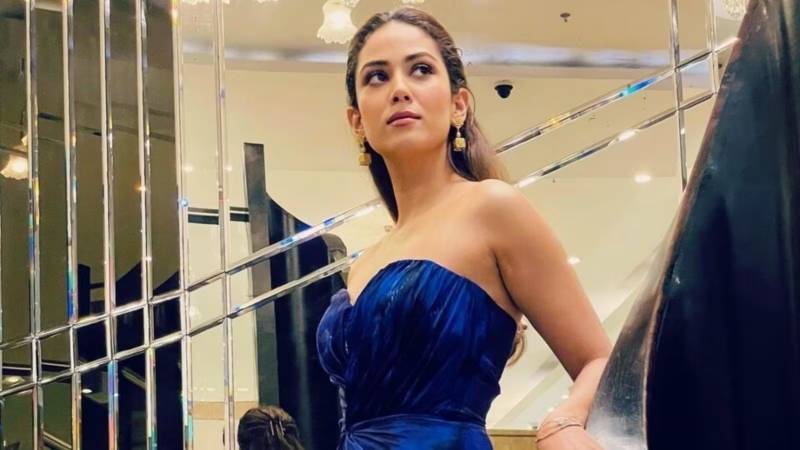 Shahid Kapoor reacts to Mira Rajput’s strapless gown at an awards ceremony; Janhvi and Shanaya slay on the red carpet.
