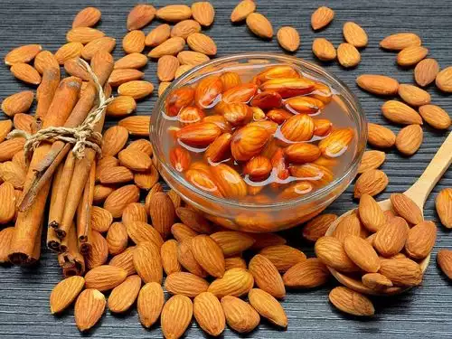 Almonds that have been soaked or not soaked: Unravel
